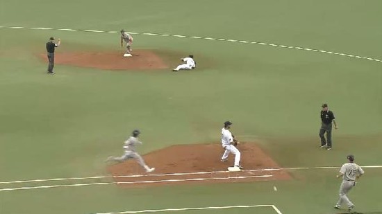 ２回表１併殺金子エラー２塁 (1)