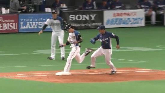 ４回裏２連携ミス１アウト満塁