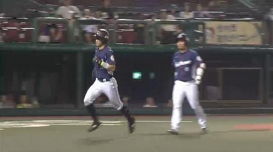 ４回表３秋山犠牲フライ (4)