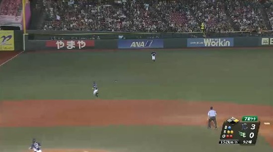 ７回裏３フォアボールとヒット１塁２塁交代 (4)