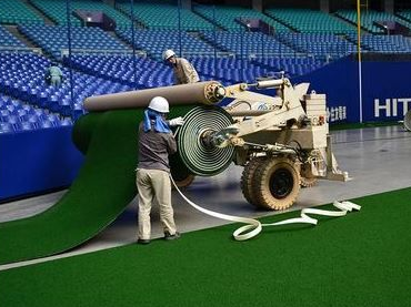 ドーム球場のロール式人工芝