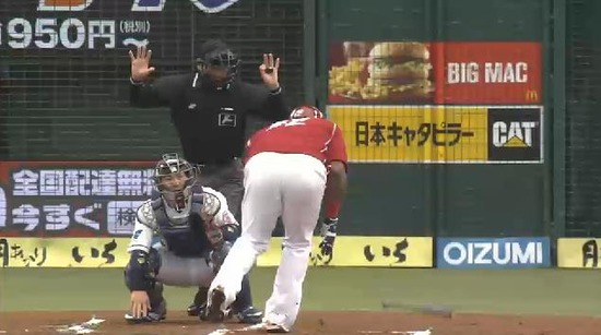 1回表1二塁打四死球で満塁 (1)