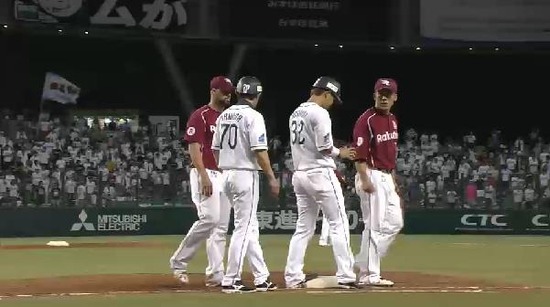 8回裏1浅村デッドボール (6)