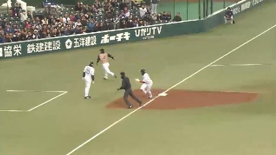 9回裏2秋山ヒット送球ミス1点 (2)