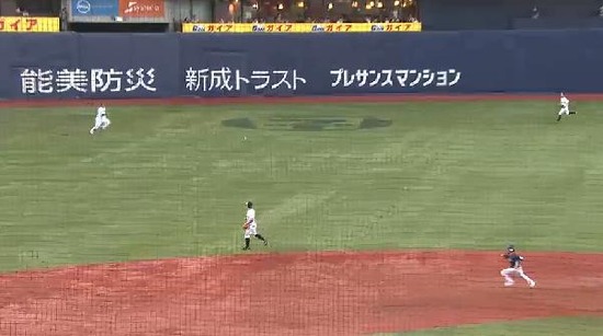 ２回表２岡田12球目をヒット１塁３塁 (3)
