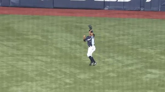 １回裏４カラバイヨライトフライ (3)