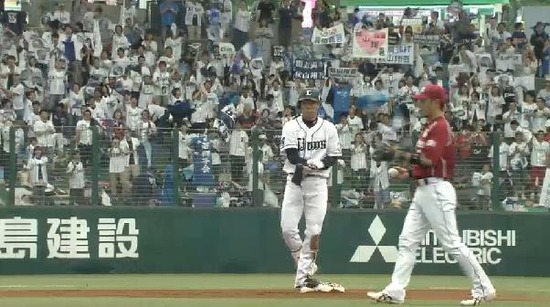 1回裏１秋山２ベース (2)