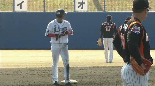 4回裏3鬼崎2点タイムリー2ベース (8)