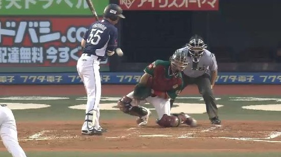 ２回表２岡田進塁打暴投１点 (3)