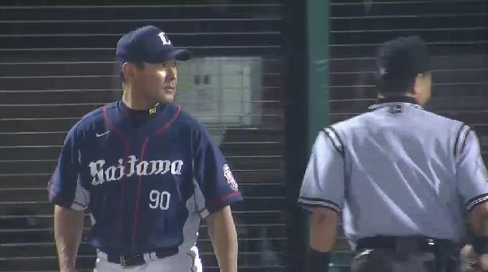 ７回裏３フォアボールとヒット１塁２塁交代 (3)