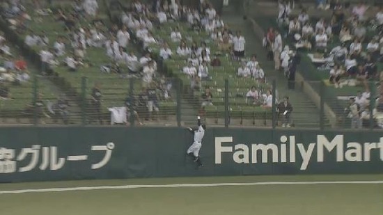 ９回表１栗山ジャンピングキャッチ (2)