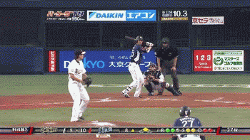 ８回表１秋山214本 (1)