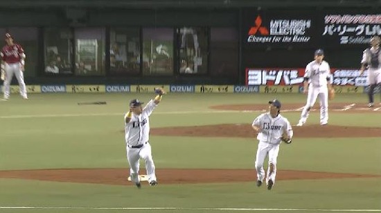 ６回表２浅村ナイスプレー (1)