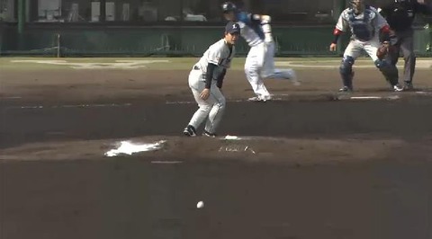 ７回裏大野センター前ヒット秋山こぼしてタイムリー (2)