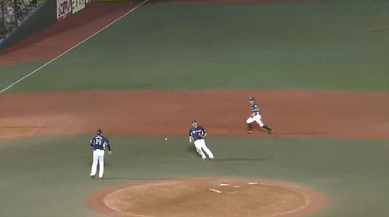 ７回裏５伊志嶺どん詰まりヒット (3)