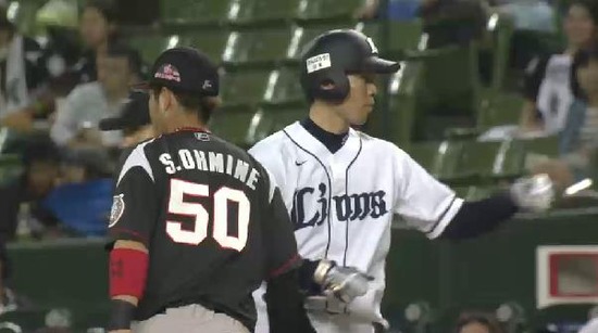 7回裏2秋山ヒット1塁2塁 (1)