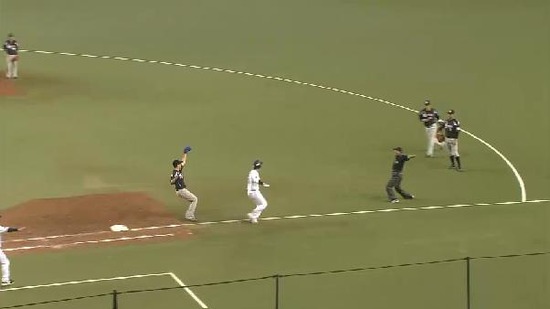 ９回裏３秋山内野安打ノーアウト満塁 (1)