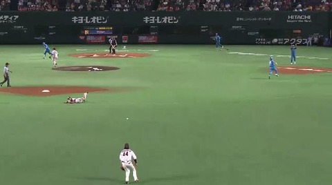 １０回表２栗山ヒット１塁３塁 (3)