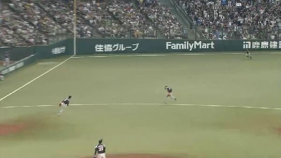 ８回裏１中村猛打賞 (3)
