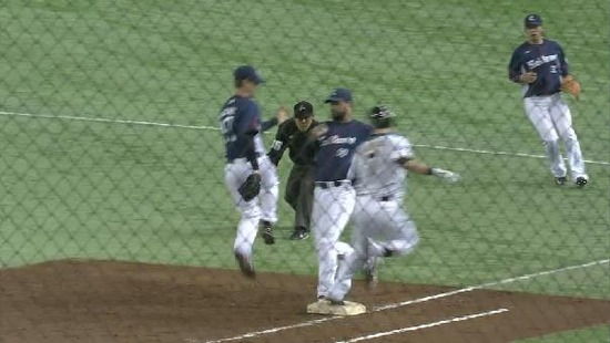 4回裏3ハーミッダベースカバー遅れて満塁