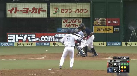８回表３炭谷パスボール３塁 (1)