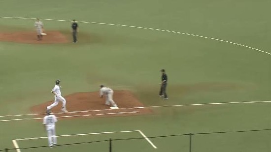 ２回裏２秋山送りバント３塁 (2)