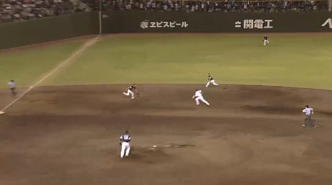 8回裏3中村併殺 (2)