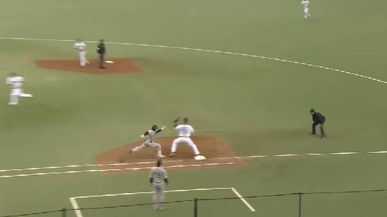 8回表2平野セカンドゴロ (2)