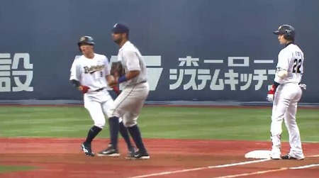3回裏2秋山ナイスプレー駿太戻れず (2)