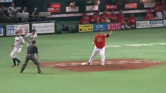 8回表5秋山併殺崩れ1点 (1)