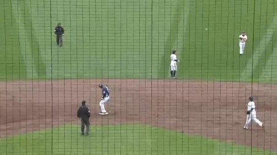 4回表1先頭メヒア2ベース (3)