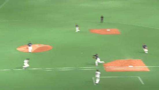 ３回裏２岡ファーストゴロ炭谷ブロック走塁妨害 (2)