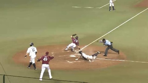 7回裏4栗山ヒット本塁タッチアウト (3)