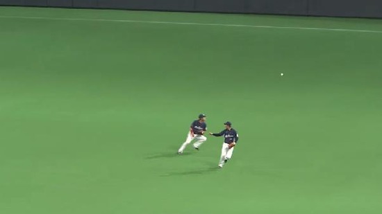 ８回裏２秋山深追い後逸２塁３塁 (1)