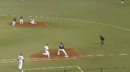 ６回裏３炭谷併殺 (2)