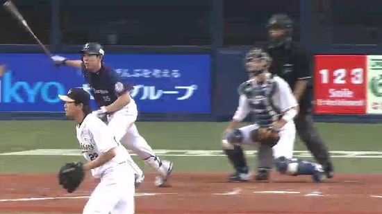 ８回表１秋山214本 (4)