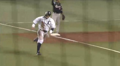 ５回裏１栗山四球、悪送球生還 (4)