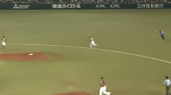 ７回裏１先頭の栗山ヒット (2)
