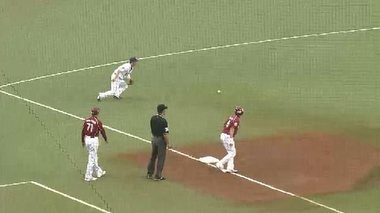 ３回表１フォアボールヒットノーアウト１塁３塁 (3)