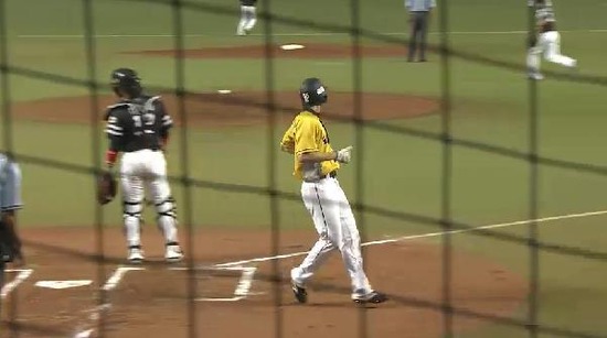 １回裏４中村タイムリー２ベース (1)