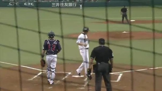 １回裏３中村タイムリー２ベース (1)