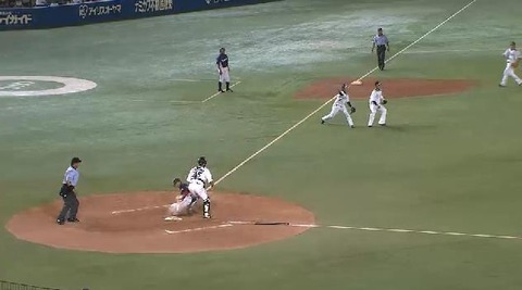 ８回表５栗山内野安打１点 (2)