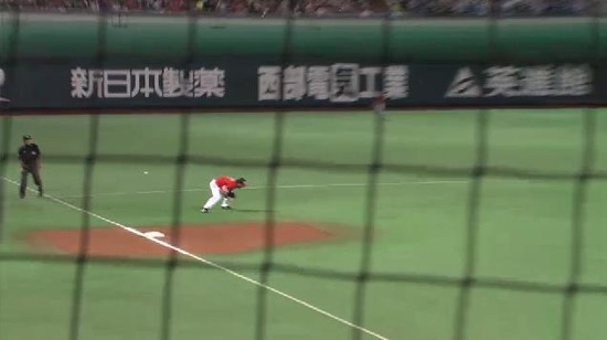 7回表1炭谷2ベース (2)