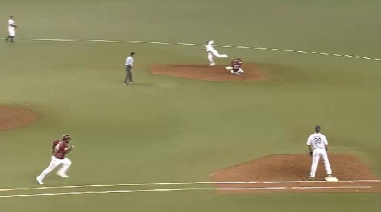 4回表１ヒットと外崎のエラー１塁２塁１アウト (2)