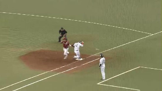 ８回裏２渡辺死球浅村バント伊志嶺悪送球記録内野安打 (3)