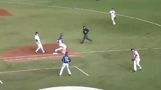 ４回表１秋山ヒット栗山実質バント (3)