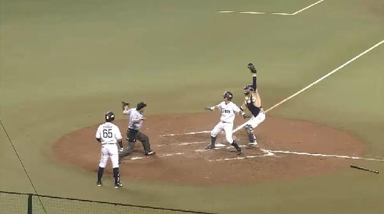 ６回裏４脇谷犠牲フライプロ初出場外崎生還 (1)