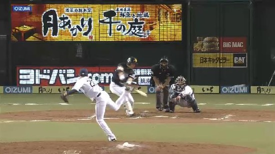 ７回表３中村タイムリー (4)