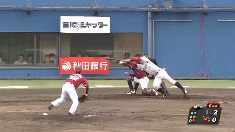 ６回表２炭谷スクイズ失敗 (1)