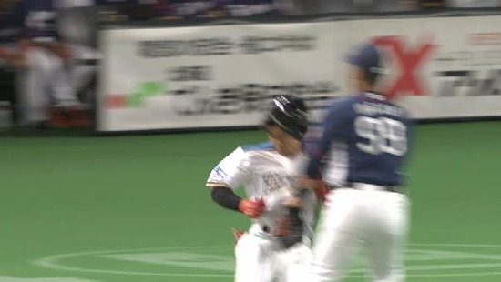 ３回裏２岡ファーストゴロ炭谷ブロック走塁妨害 (4)